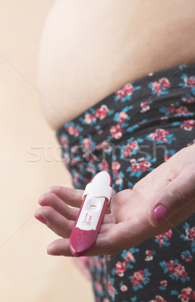 Foto stock: Mulher · grávida · teste · de · gravidez · família · menina