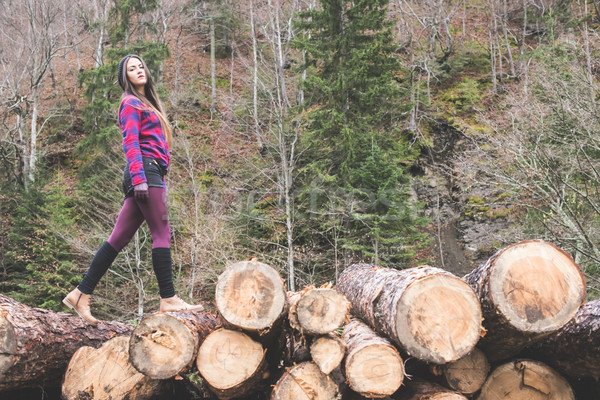 Jonge vrouw bos hout vrouw meisje natuur Stockfoto © deyangeorgiev