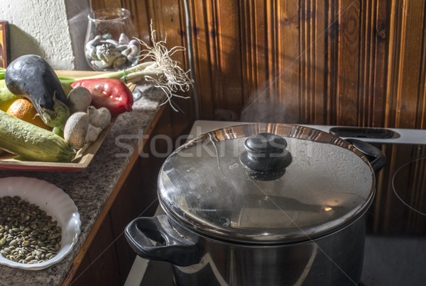 Gătit carne epocă bucătărie abur acasă Imagine de stoc © deyangeorgiev