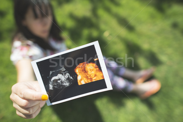 Schwanger Frauen halten Bild Gebärmutter Tageslicht Stock foto © deyangeorgiev