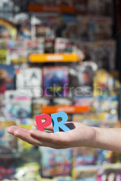 [[stock_photo]]: Femmes · tenir · bois · lettres · pr · magazines