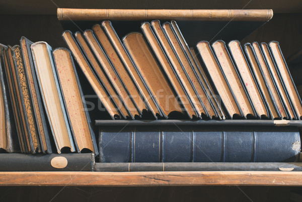 Vechi cărţi epocă bibliotecă rafturi carte Imagine de stoc © deyangeorgiev