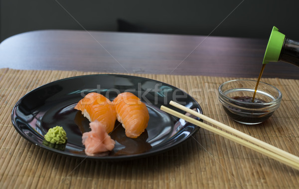 壽司 酒吧 表 三文魚 餐廳 紅色 商業照片 © deyangeorgiev