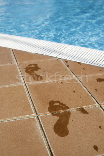 Empreintes pieds nus piscine eau mer été Photo stock © deyangeorgiev
