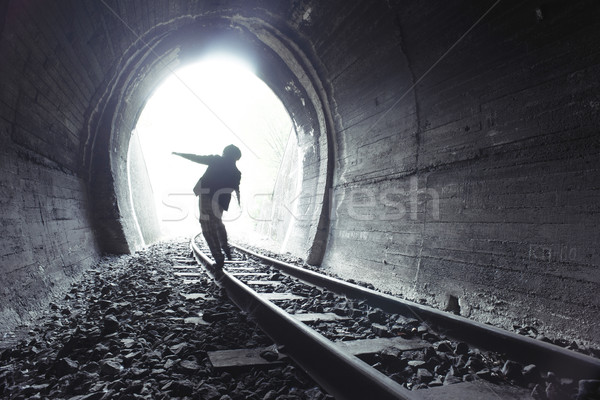 Copil mers feroviar tunel epocă haine Imagine de stoc © deyangeorgiev