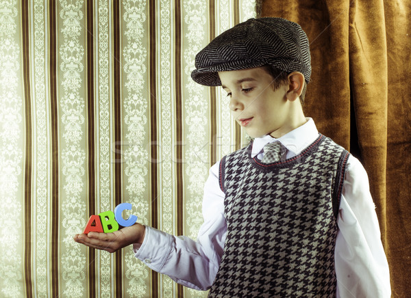 Nino vintage ropa mantener cartas ninos Foto stock © deyangeorgiev