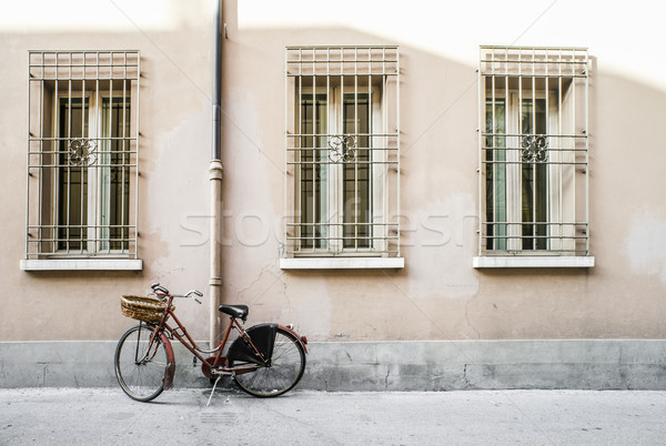 Edad italiano bicicleta rojo luz del sol antigua Foto stock © deyangeorgiev