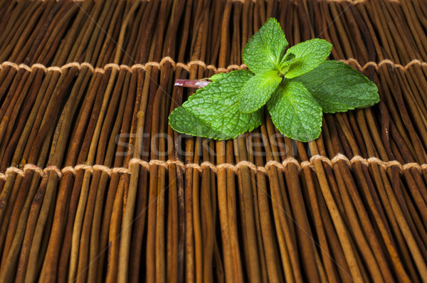 Menta foglie legno fresche alimentare Foto d'archivio © deyangeorgiev