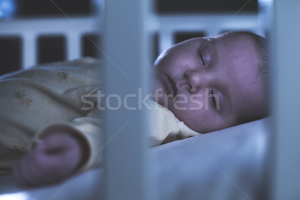 Bebé sueno cuna noche nina nino Foto stock © deyangeorgiev
