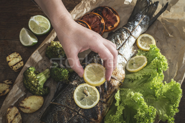 Somon legume mână lămâie peşte Imagine de stoc © deyangeorgiev