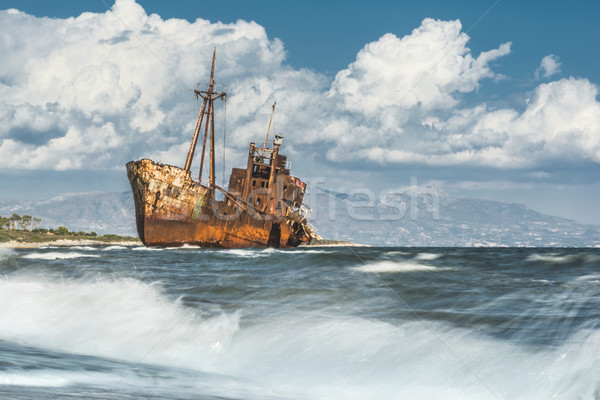 Vieux rustique grand navire ciel bleu plage Photo stock © deyangeorgiev