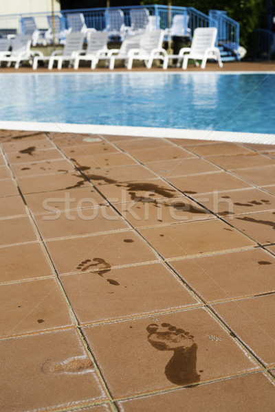 Empreintes pieds nus piscine eau mer été Photo stock © deyangeorgiev