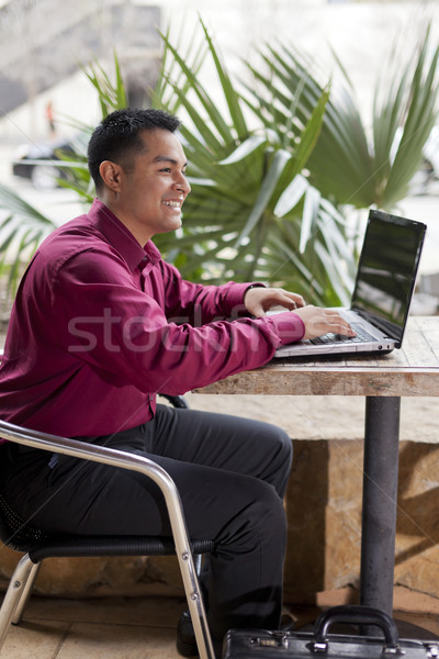 Latino zakenman werken van thuis uit internet cafe voorraad Stockfoto © dgilder