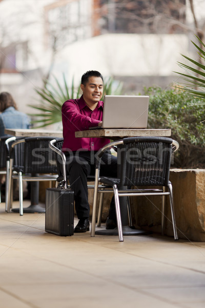 Latino zakenman werken van thuis uit internet cafe voorraad Stockfoto © dgilder