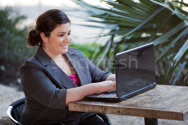 女實業家 在家工作 因特網 咖啡館 股票 照片 商業照片 © dgilder