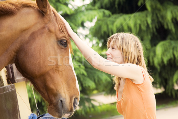 Caballo jóvenes rubio mujer besar marrón Foto stock © diego_cervo