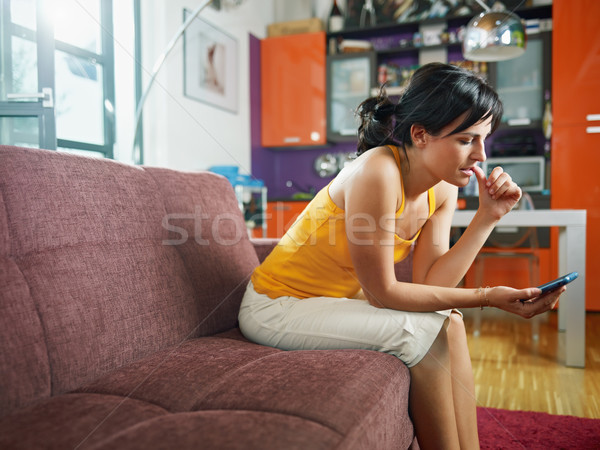 Nervös Frau halten Mobiltelefon Erwachsenen Sofa Stock foto © diego_cervo