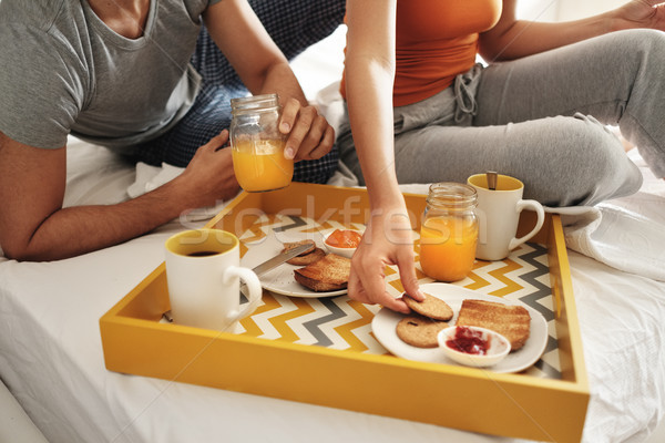 Foto stock: Feliz · marido · esposa · comer · desayuno · cama