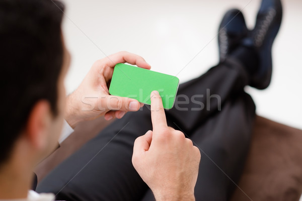 Сток-фото: бизнесмен · смартфон · зеленый · экране · веб · деловой · человек