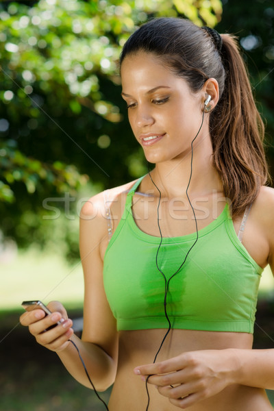 Kobieta mp3 player słuchanie muzyki młoda kobieta fitness miasta Zdjęcia stock © diego_cervo