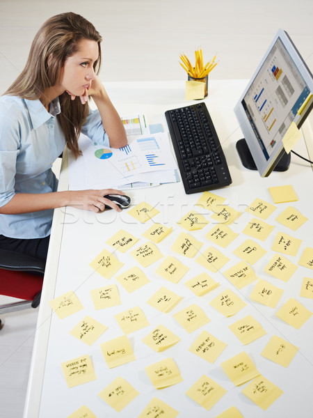 Adeziv notiţe obosit femeie de afaceri tabel Imagine de stoc © diego_cervo