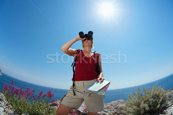Mulher caminhadas jovem mulher loira assistindo binóculo Foto stock © diego_cervo