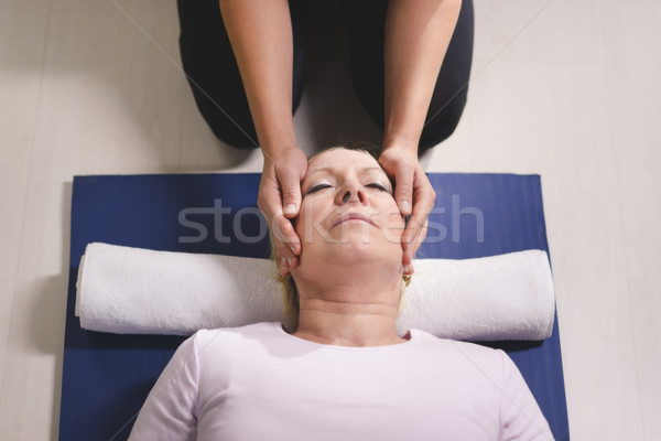 Jóvenes terapeuta reiki terapia altos mujer Foto stock © diego_cervo