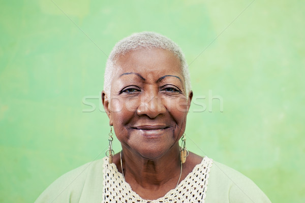 Zdjęcia stock: Portret · starszy · czarnej · kobiety · uśmiechnięty · kamery · zielone