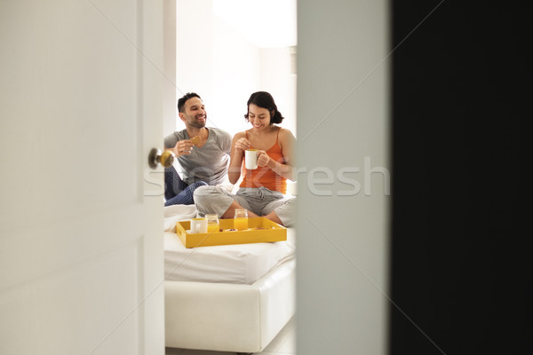 Szczęśliwy mąż żona jedzenie śniadanie bed Zdjęcia stock © diego_cervo