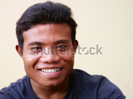Boldog fiatal ázsiai férfi néz kamera Stock fotó © diego_cervo