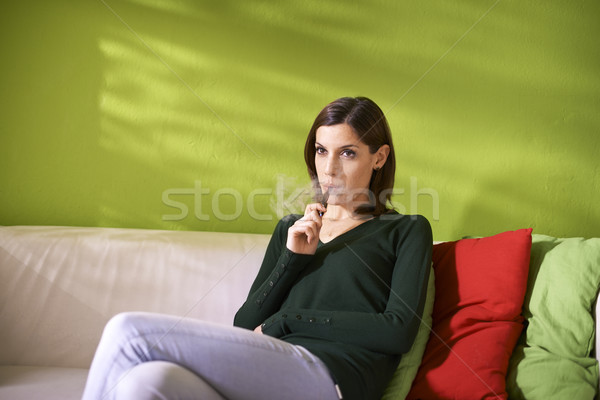 Stockfoto: Jonge · vrouw · roken · elektronische · sigaret · home · jonge