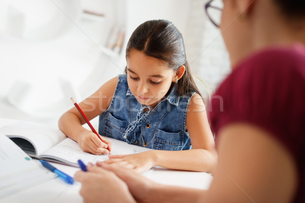 Latino moeder helpen meisje school huiswerk Stockfoto © diego_cervo