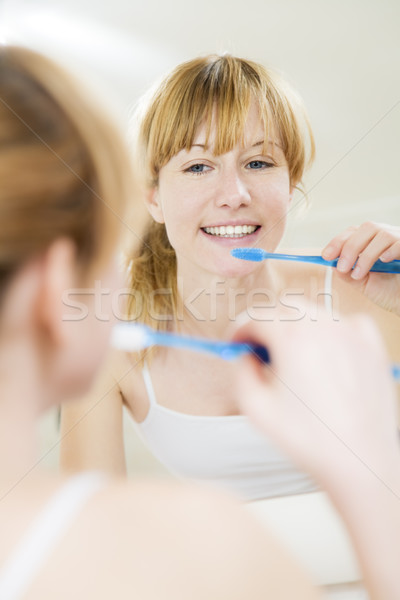 早晨 年輕女子 看 鏡子 刷牙 女子 商業照片 © diego_cervo