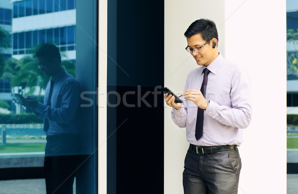 Om de afaceri scris stilou telefon mobil tineri chinez Imagine de stoc © diego_cervo