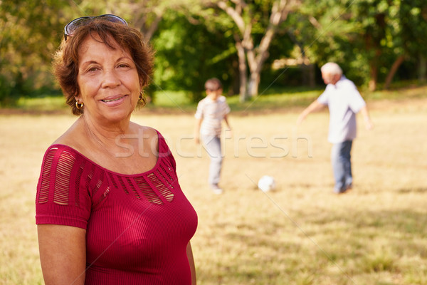 Foto stock: Feliz · senior · avó · jogar · futebol · retrato · de · família