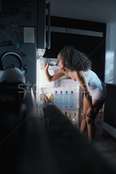 Schwarze Frau Schwitzen Trinkwasser Nacht jungen Stock foto © diego_cervo