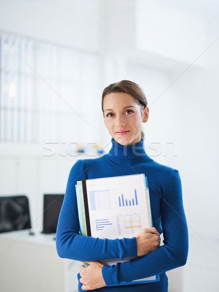 Foto stock: Feminino · assistente · mulher · de · negócios · relatórios · olhando