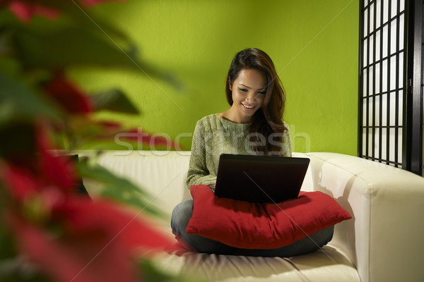 Stockfoto: Asian · meisje · computer · vergadering · sofa · home