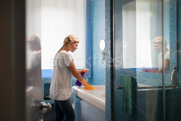 Jeune femme nettoyage salle de bain maison ménage Photo stock © diego_cervo