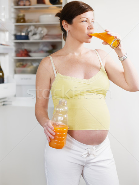 Photo stock: Femme · enceinte · jus · italien · mois · permanent · réfrigérateur