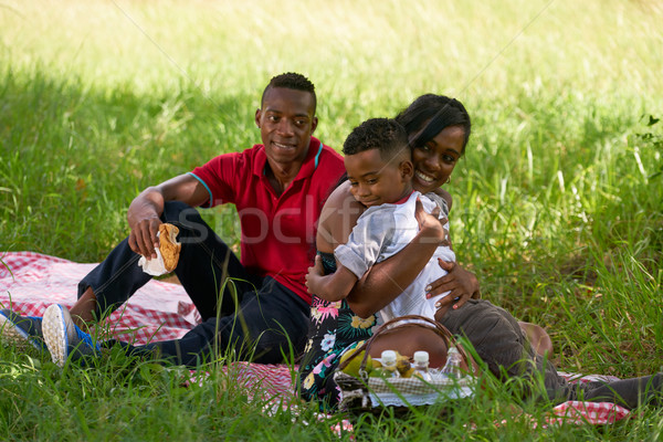 非裔美國人 家庭 父親 母親 孩子 擁抱 商業照片 © diego_cervo