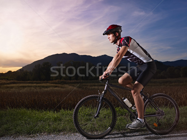 Junger Mann Ausbildung Mountainbike Sonnenuntergang Sport Aktivität Stock foto © diego_cervo