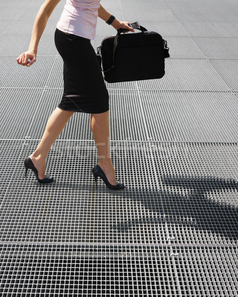 Echilibrare tocuri inalte vedere laterala femeie de afaceri spatiu copie afaceri Imagine de stoc © diego_cervo