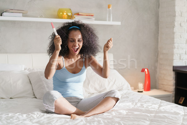 Szczęśliwy uśmiechnięta kobieta radości test ciążowy młodych Zdjęcia stock © diego_cervo
