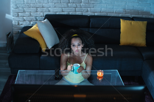 Trist negru femeie vizionarea dramă televizor arăta Imagine de stoc © diego_cervo