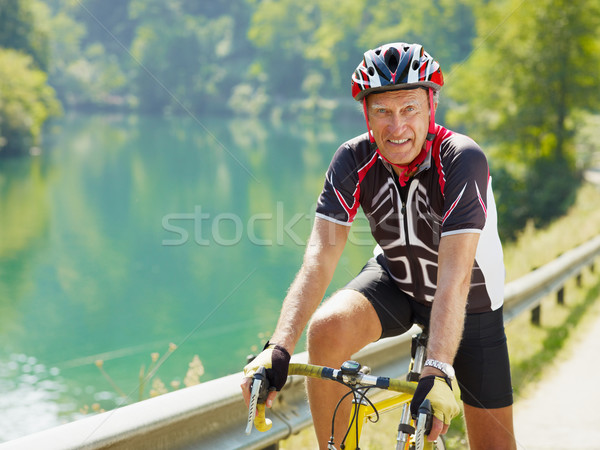 Foto stock: Senior · ciclista · homem · estrada · bicicleta · olhando