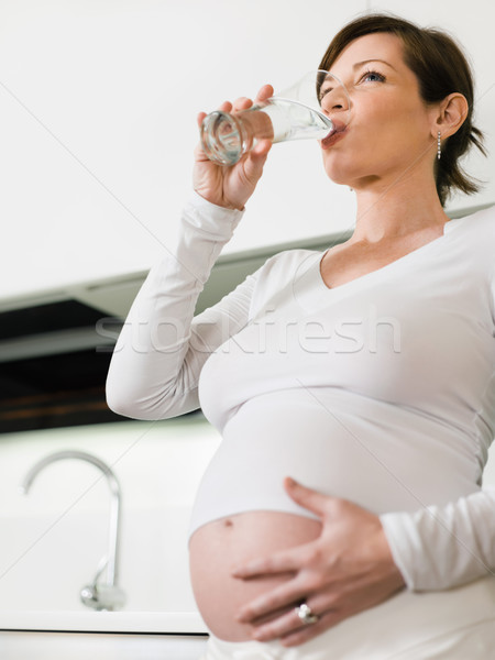 Mujer embarazada agua potable retrato italiano meses cocina Foto stock © diego_cervo