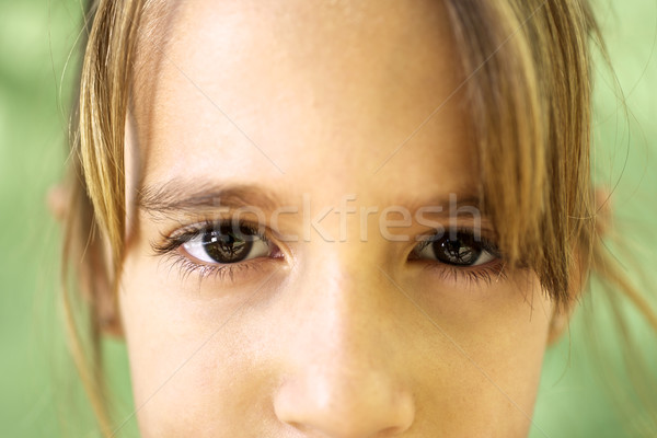 Zdjęcia stock: Portret · poważny · młoda · dziewczyna · kamery · młodych · ludzi