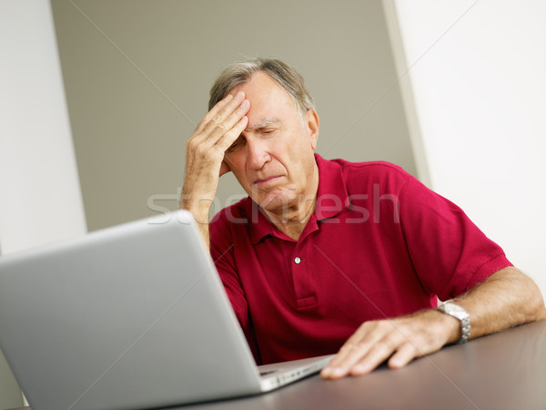 Senior folosind laptop calculator om durere de cap spatiu copie Imagine de stoc © diego_cervo