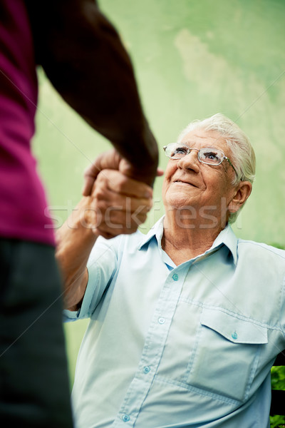 Oude zwarte kaukasisch mannen vergadering handen schudden Stockfoto © diego_cervo